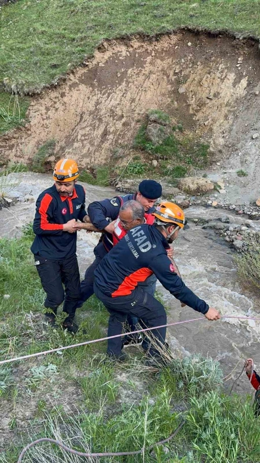 Erzurum&rsquo;da mantar toplarken mahsur kalan &ccedil;ift kurtarıldı
