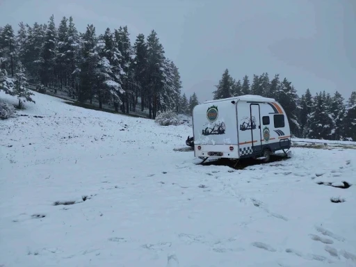 Erzurum’da mayıs ayında yağan kar dağları beyaza bürüdü

