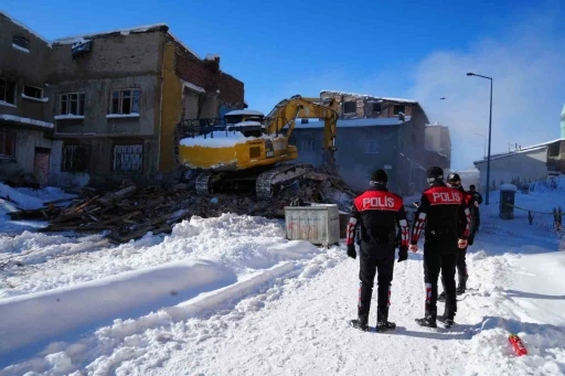 Erzurum&rsquo;da metruk binalar yıkılıyor

