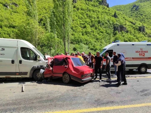 Erzurum’da minibüsle çarpışan Fiat Tofaş araç hurdaya döndü: 1 ölü, 1 ağır yaralı
