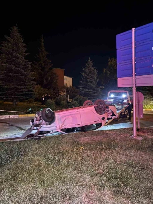 Erzurum&rsquo;da otomobil ref&uuml;je &ccedil;ıkıp takla attı: 3 yaralı
