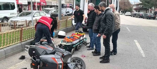 Erzurum&rsquo;da otomobille &ccedil;arpışan motosikletin s&uuml;r&uuml;c&uuml;s&uuml; yaralandı
