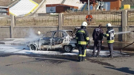 Erzurum’da seyir halindeki araç alev topuna döndü
