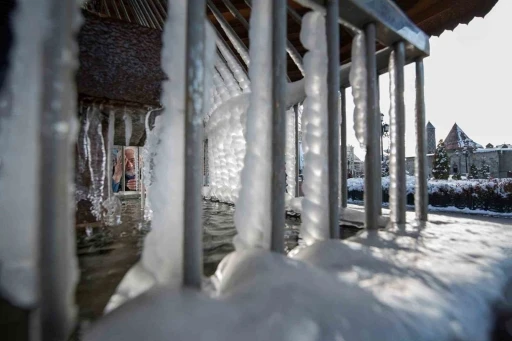 Erzurum&rsquo;da soğuklar etkili oluyor; &Ccedil;eşme ve şadırvanlar dondu
