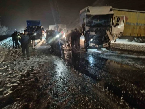 Erzurum&rsquo;da trafik kazası: 4 &ouml;l&uuml;
