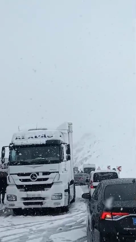 Erzurum&rsquo;da ulaşıma kar engeli
