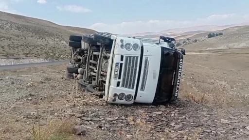 Erzurum’da virajı alamayan kamyon devrildi; sürücü yaralandı
