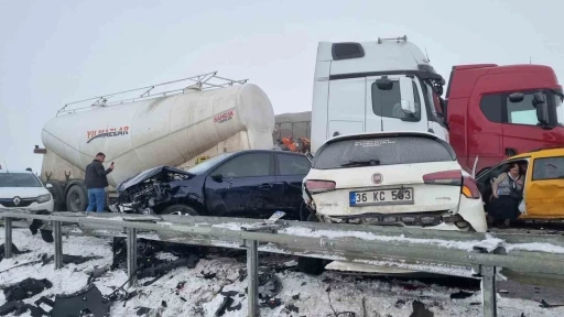 Erzurum&rsquo;da zincirleme kazada can pazarı yaşandı: 8 ağır yaralı
