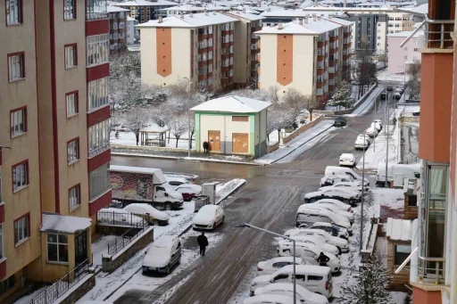 Erzurum g&uuml;ne yine karla uyandı, b&ouml;lge i&ccedil;in zirai don uyarısı geldi
