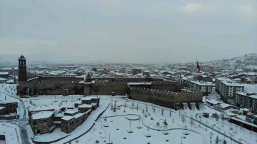 Erzurum karla beyaza büründü
