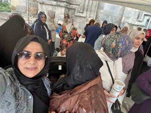 Erzurum Kent Konseyi Kadın Meclisi&rsquo;nden &Ccedil;ifte Minareli Medrese &ouml;n&uuml;nde aşure ikramı

