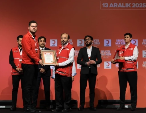 Erzurum Kızılay&rsquo;a &uuml;&ccedil; &ouml;d&uuml;l
