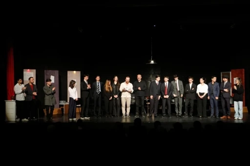 Erzurum Lisesi &ouml;ğrencilerinden anlamlı sahne: "12 &Ouml;fkeli" b&uuml;y&uuml;k beğeni topladı
