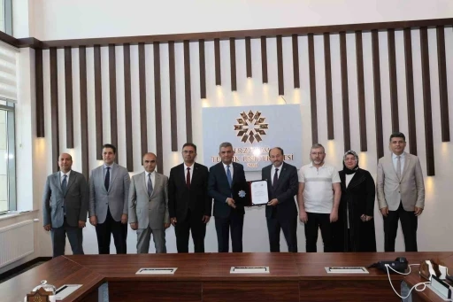Erzurum Lisesinin k&ouml;kl&uuml; tarihi bilimsel bir eserle geleceğe taşınıyor
