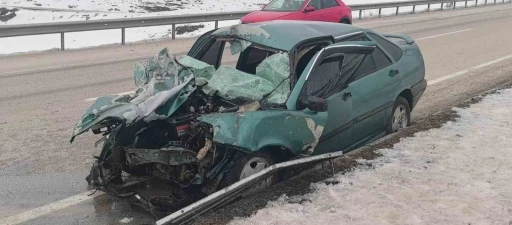 Erzurum-Pasinler yolunda trafik kazası: 1&rsquo;i ağır 3 yaralı
