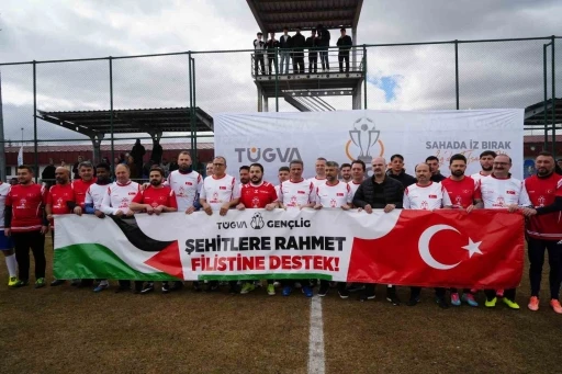 Erzurum protokol&uuml; ve Erzurumsporlu yıldızlar gen&ccedil;ler i&ccedil;in sahaya indi
