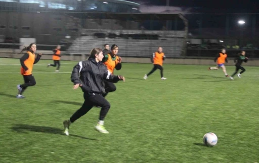 Erzurum&rsquo;un ilk kadın futbol takımı, ilk profesyonel ma&ccedil;ına &ccedil;ıkıyor
