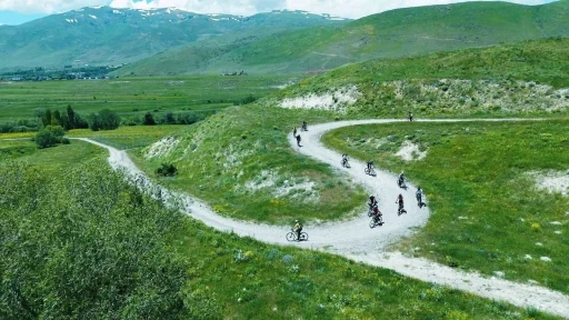 Erzurum&rsquo;un "Demir Atlıları" yollara &ccedil;ıktı: Her hafta sonu yeni bir rota, yeni bir macera
