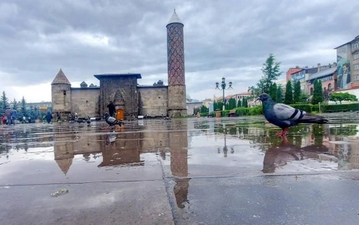 Erzurum ve Ardahan i&ccedil;in "sarı" kodlu uyarı: Kuvvetli sağanak ve sel riski
