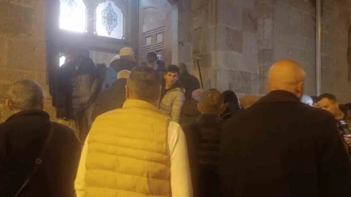 Erzurumlular Kadir Gecesi’nde tarihi camilere akın etti
