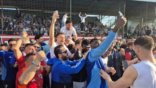 Erzurumspor FK ma&ccedil;tan sonra şampiyonluğunu kutladı
