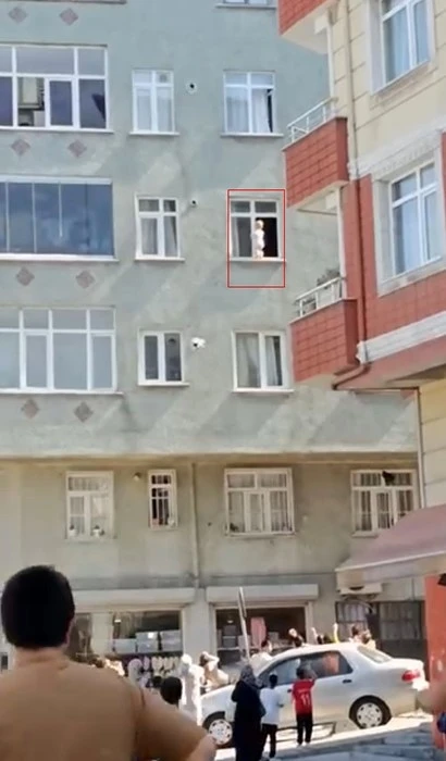 Esenler&rsquo;de 3&rsquo;&uuml;nc&uuml; katın evin penceresinde y&uuml;r&uuml;yen bebek y&uuml;rekleri ağza getirdi
