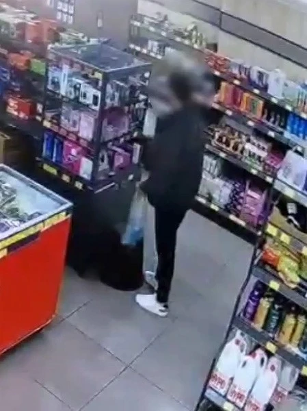 Esenler’de bir zincir markette hırsızlık: Vitrindeki cep telefonunu böyle çaldı
