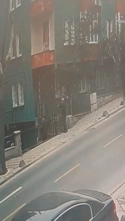 Esenler’de dehşet anları kamerada: Kayınpederini silahla vurarak kaçtı
