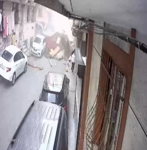 Esenler&rsquo;de fırtınada &ccedil;atı sokağa u&ccedil;tu: &Ccedil;ocuklar &ccedil;atının altında kalmaktan son anda kurtuldu
