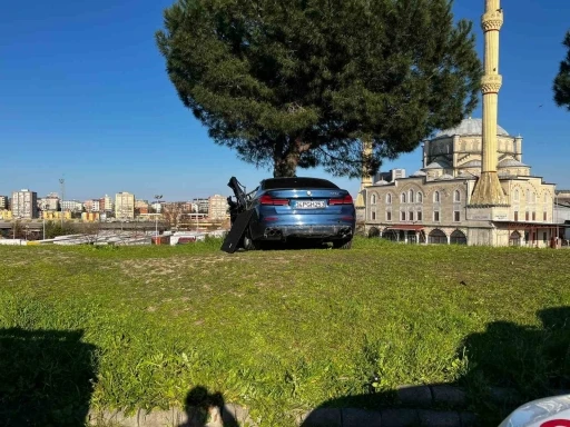 Esenler&rsquo;de otomobil kamyonete &ccedil;arptı: 6 yaralı
