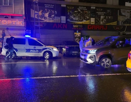 Esenler&rsquo;de yangın ihbarına giden ekipler binada silahla vurulmuş 2 kişinin cesetlerini buldu
