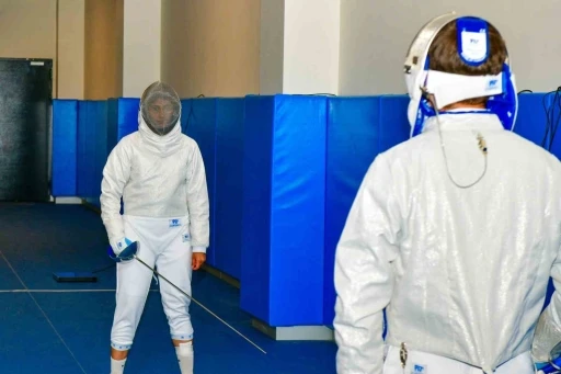 Esenyurt Belediyesi, gen&ccedil;leri disiplin ve stratejinin sporu eskrim ile buluşturuyor
