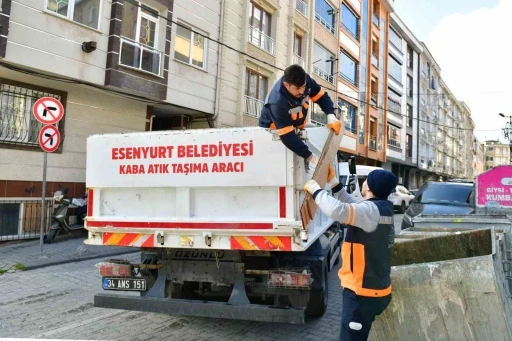 Esenyurt Belediyesi, kaba atıkları geri d&ouml;n&uuml;ş&uuml;me kazandırıyor

