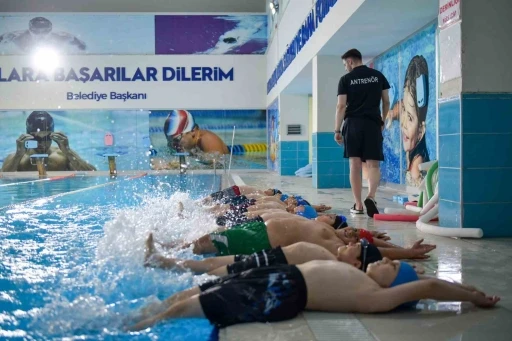 Esenyurt Belediyesi’nden çocuk ve gençlere yüzme fırsatı
