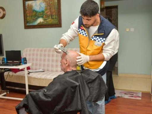 Esenyurt Belediyesi’nden yaşlı ve engellilere evde kişisel bakım ve kuaför hizmeti
