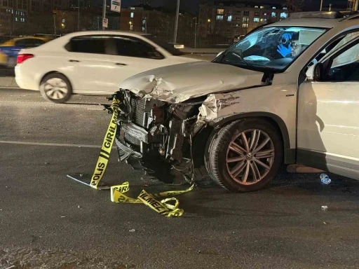 Esenyurt E-5&rsquo;te otomobilin &ccedil;arptığı motosiklet s&uuml;r&uuml;c&uuml;s&uuml; hayatını kaybetti
