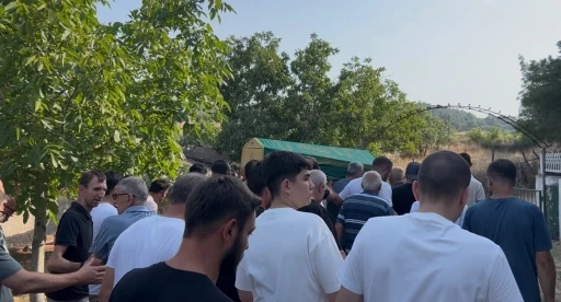 Esenyurt&rsquo;ta 16. kattan d&uuml;şen gen&ccedil;, Biga&rsquo;da son yolculuğuna uğurlandı

