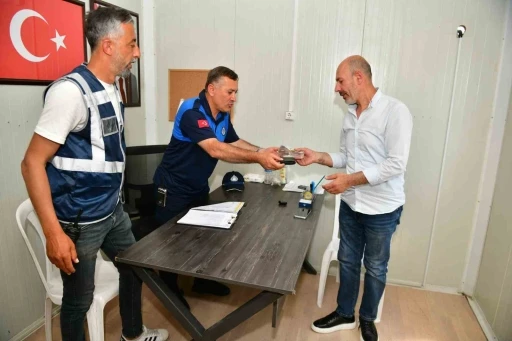 Esenyurt&rsquo;ta 35 bin lirasını &ccedil;&ouml;pe atan vatandaşın imdadına temizlik personeli yetişti
