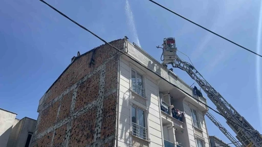 Esenyurt’ta 4 katlı binanın çatısı alev alev yandı
