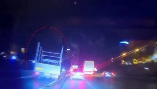 Esenyurt&rsquo;ta alkoll&uuml; s&uuml;r&uuml;c&uuml; makas atıp kaza yaptı; o anlar kamerada
