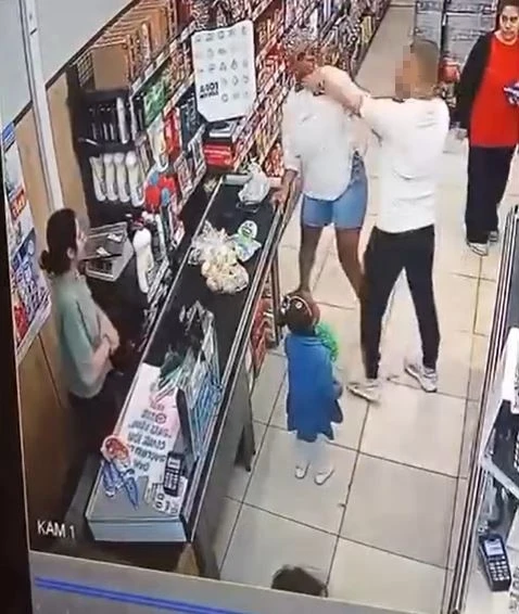 Esenyurt’ta bir adam, kasa sırasında tartıştığı kadına saldırdı; o anlar kamerada
