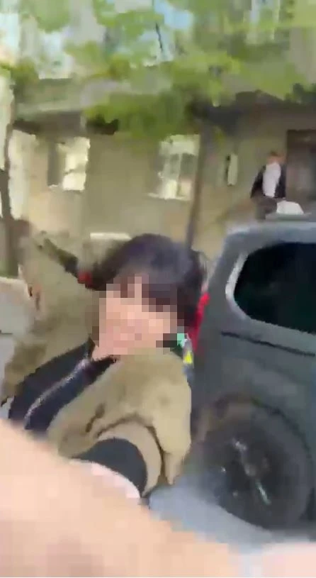Esenyurt&rsquo;ta bir kadın eski eşini sokak ortasında darp etti
