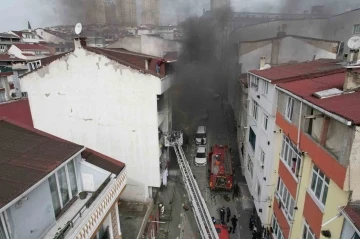 Esenyurt’ta bir vatandaş yangından kaçıp çatı katında kurtarılmayı bekledi
