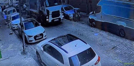 Esenyurt’ta çocuğa çöp kamyonunun çarpması sonucu öldüğü olayın yeni görüntüler ortaya çıktı
