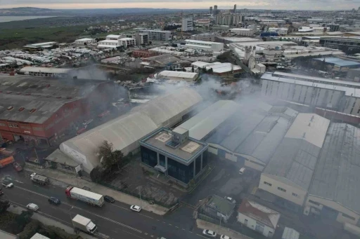 Esenyurt&rsquo;ta devam eden fabrika yangını havadan g&ouml;r&uuml;nt&uuml;lendi
