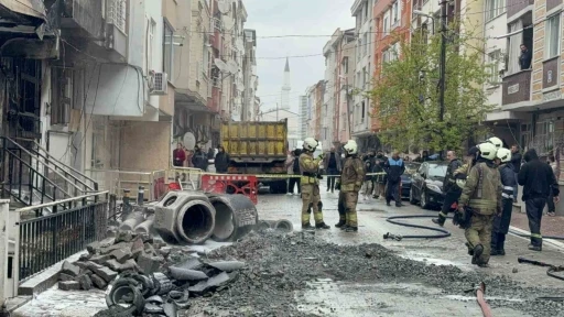 Esenyurt’ta faciadan dönüldü, İSKİ çalışması sırasında delinen gaz borusu binalara hasar verdi
