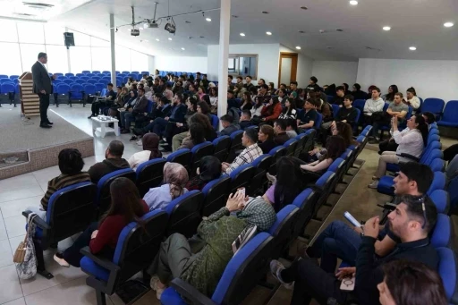 Esenyurt&rsquo;ta gen&ccedil;lere yapay zeka &ccedil;ağında kariyer rehberliği
