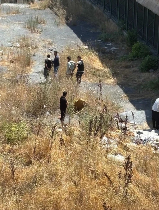 Esenyurt’ta gündüz vakti uyuşturucu kullanan şahıslar cep telefonu kamerasına yansıdı
