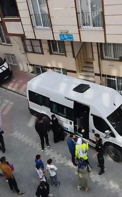 Esenyurt’ta hatalı şekilde öğrenci indiren servis sürücüsü polisle tartıştı
