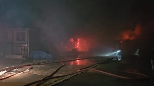 Esenyurt&rsquo;ta hırdavat deposunda başlayan yangın geniş alana sı&ccedil;radı
